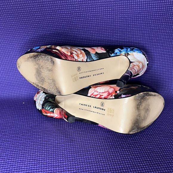 LOVIN’ CHINESE LAUNDRY FLORAL - Picture 5 of 5